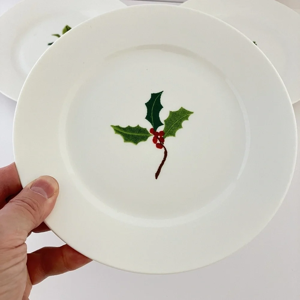 Acorn Berry Plates Set of Four from Crate & Barrel Fine Bone China RARE xmas S/4